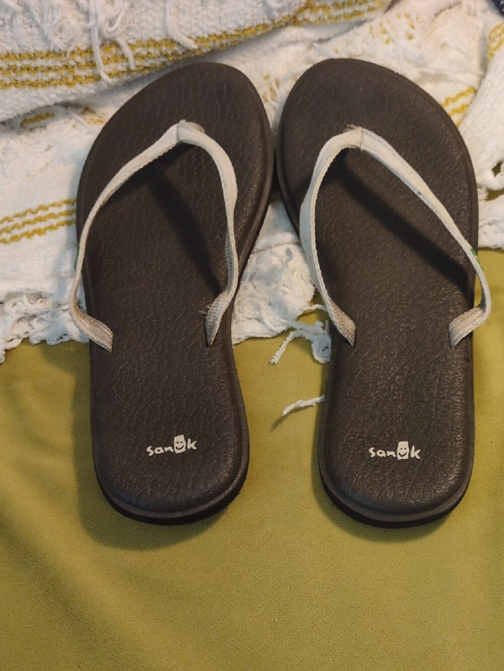 Sanuk Women’s White Strap Brown Footbed Flip Flops - Picture 3 of 6